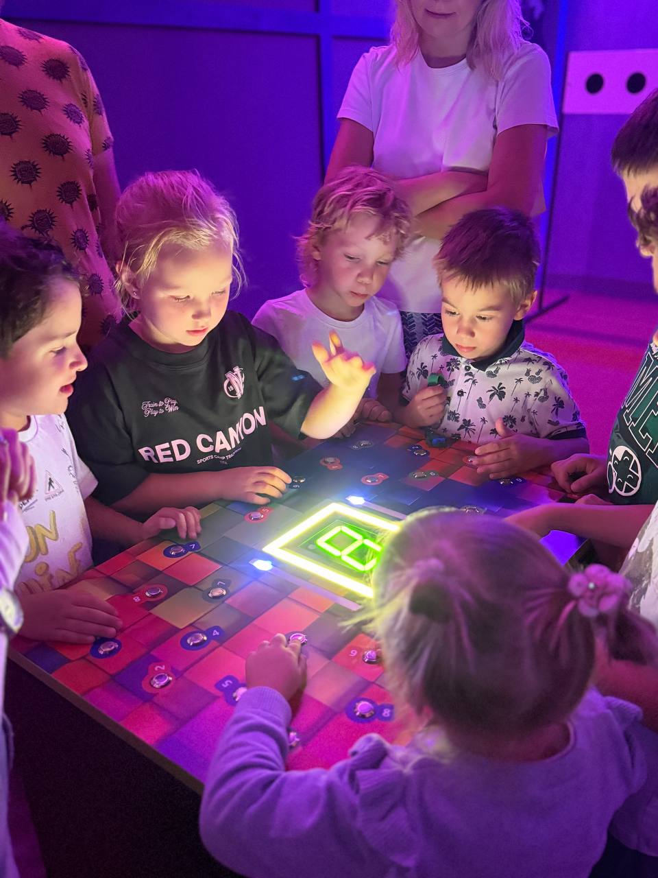 Дети играют в интерактивные игры