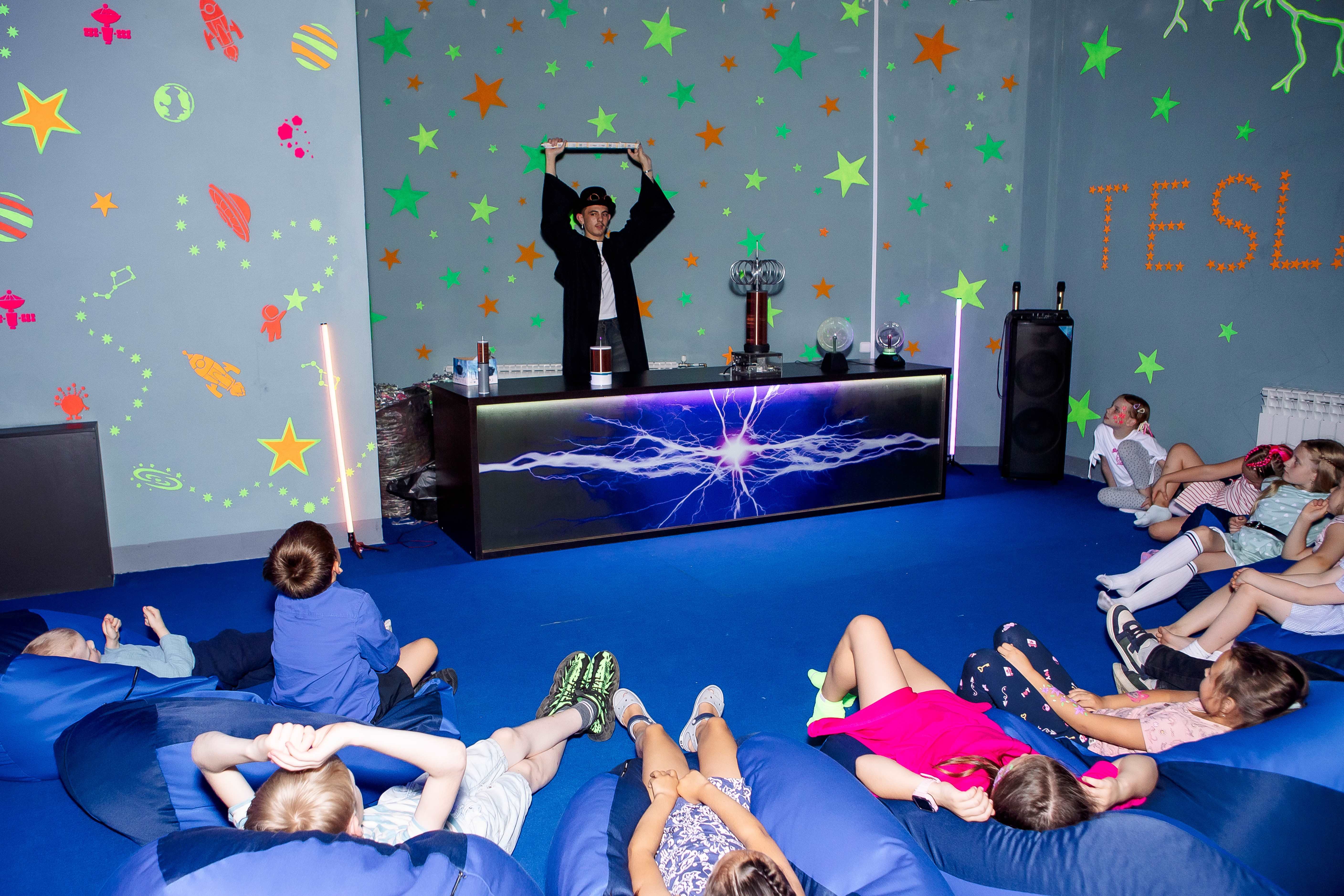 Девочка на неоновой дискотеке