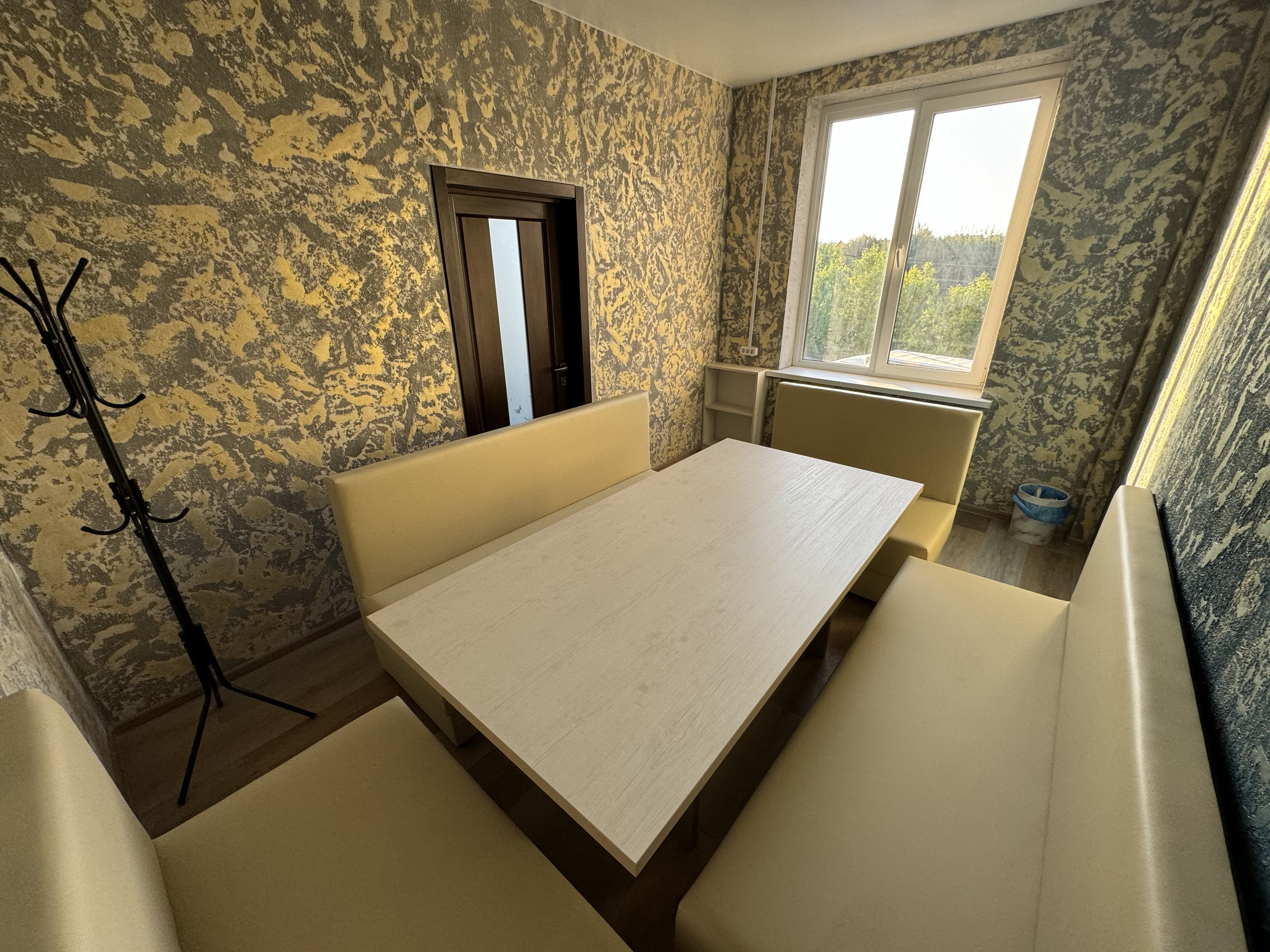 Праздничный стол в комнате отдыха