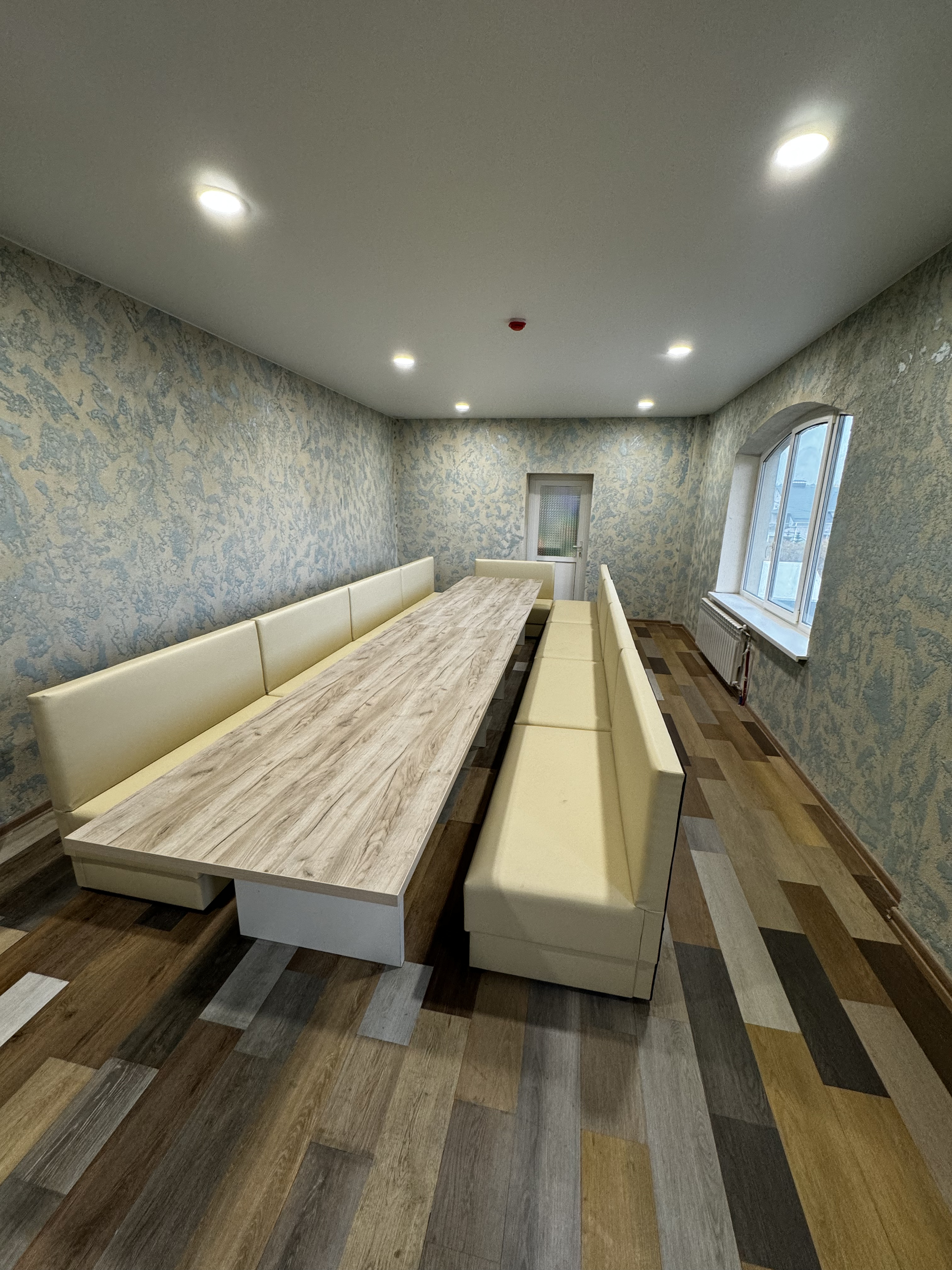 Дети за столом в комнате отдыха